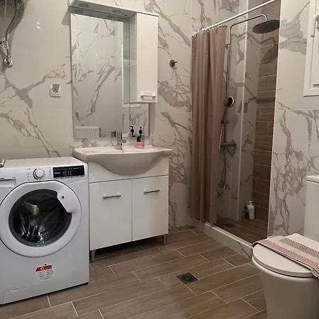 Kinfeels' Downtown Larissa